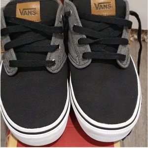 Vans Atwood(Mixed black/Gray) Sneakers are in excellent pre-owned condition.
